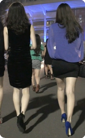 街拍三个性感超短裙美女
