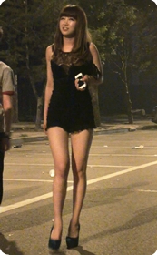 长腿美女趴在车上秀美腿给你看