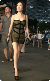 少妇穿的紧身衣真的好紧,包的前凸后翘呢