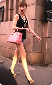 牛仔热裤气质少妇,发生了非常非常尴尬的一幕,请看街拍视频内容