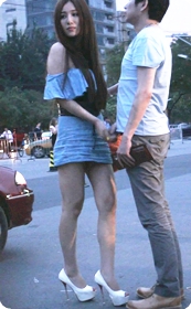 在路边就又摸又抱的裙子都被拉起来了