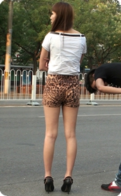 紧绷绷的豹纹小热裤美女少妇