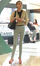 街拍紧身牛仔,身材极佳的重庆美女