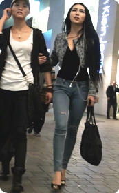 长腿紧身牛仔裤美女