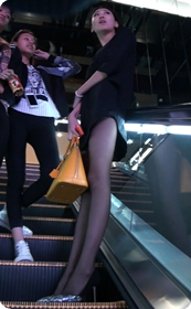 听说坐扶梯的时候看丝袜美腿最刺激噢