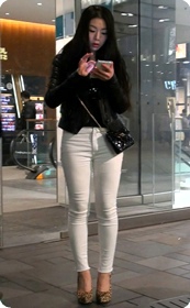 街拍紧身牛仔裤美女,异常妖娆