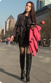 性感黑丝俏丽美女少妇,屁股翘翘的很诱人