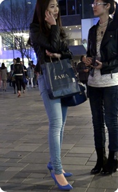 街拍性感紧身牛仔裤美女少妇