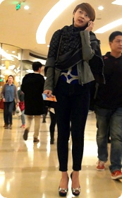 紧身牛仔裤美女少妇翘臀非常诱人