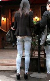 街拍紧身牛仔裤少妇,身体轮廓不错