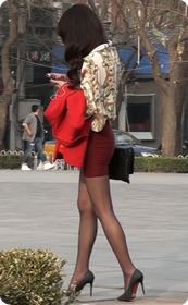 街拍屁股好翘的短裙黑丝美眉