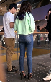 街拍性感牛仔裤紧身包臀美女