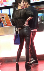 美女这皮裤包的非常好紧,超级性感