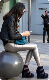 好诱人的紧身皮裤翘臀小美女少妇