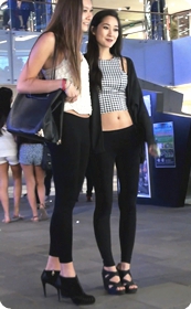 街拍极品紧身裤翘臀性感美女