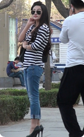 少妇T恤深V大胸都露了一半出来了