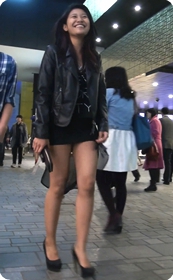 一路上有说有笑的性感短裙美眉