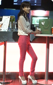 包臀紧身牛仔裤性感身材尽显无遗