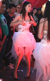 伴娘裹胸衣太低了,一直在往上提