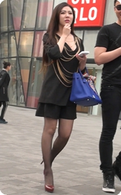 黑丝美女衣服好低眼睛止不住的想往里看