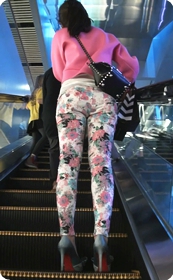 翘臀美腿好诱人的花裤子美女少妇