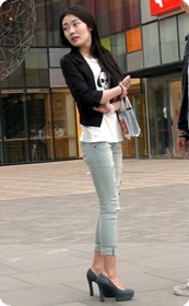 街拍紧身牛仔裤,气质OL美女惹人爱