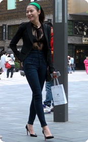 街拍紧身牛仔少妇,里面的衣服实在太透明了