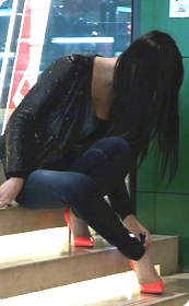 紧身牛仔裤美女为了漂亮脚再痛也要穿高跟鞋