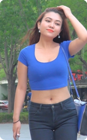 性感自信的紧身牛仔裤美女少妇