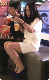 美女裙子太短坐下来就曝光了