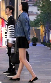 街拍事业线很深的短裙美女