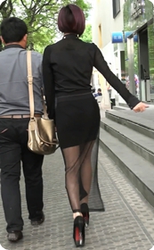 若隐若现的短裙少妇,美腿这样露也挺好看