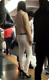 白色紧身牛仔裤等地铁被看的一览无遗