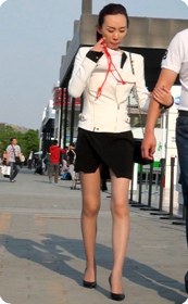 美女裙子不太对,开叉的从侧面直接可以看到里面