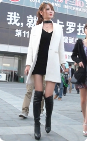 秀场里刚走出的模特大胸美腿真好看