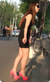 街拍肉丝短裙美女,这么热的天也喜欢穿着肉丝
