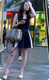 韵味十足的俏丽短裙少妇