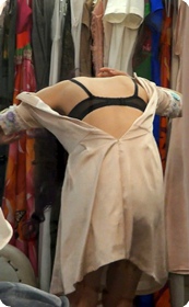 美女在服装店脱衣换衣被看的一清二楚