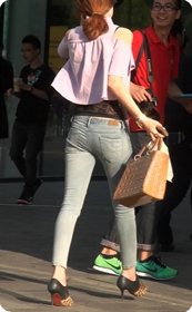 走在路上回头路百分之百的紧身牛仔裤美女少妇