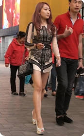 性感美女超短连衣裙很是诱人