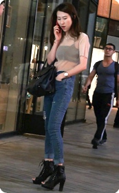 美女紧身牛仔裤包的包紧致