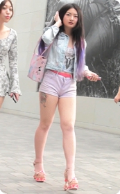 让人浮想翩翩的性感白网格丝袜小热裤美女