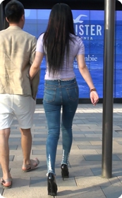 美女这屁股牛仔裤包裹的好紧看了让人受不了