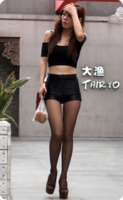 这裤子短的屁股都露了快一半在外面了