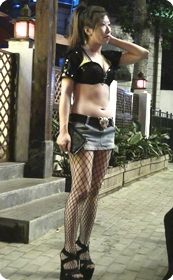 性感少妇直接只穿个胸罩就走出来了