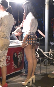 街拍紧致包臀小热裤少妇