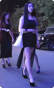 夜店外回家路上的性感短裙美女
