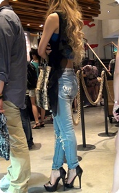 街拍紧身牛仔裤性感美眉