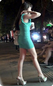 性感翘臀短裙少妇被男人带走了