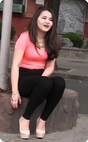 一般男人还真吃不消这样的丰满紧身妞